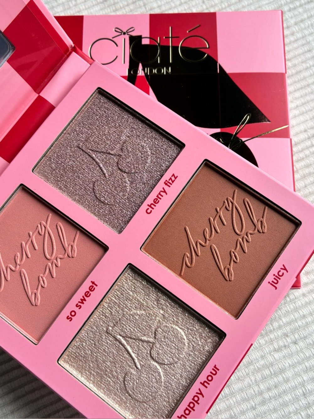 CIATE LONDON Cherry Bomb Blush and Highlighter Palette in light/medium